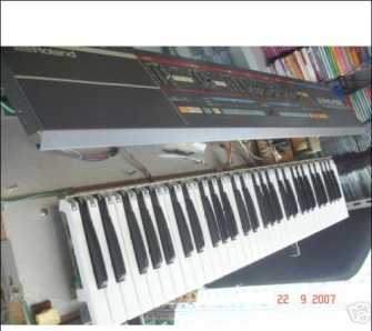 Фотоий: надувательство рояли и synthetizers ROLAND - ROLAND JUNO 106 SPARE PARTS - QUALE PARTE VI SERVE