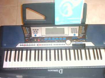 Фотоий: надувательство рояли и synthetizers YAMAHA - PSR 540