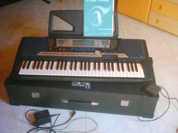 Фотоий: надувательство рояли и synthetizers YAMAHA - PSR 540