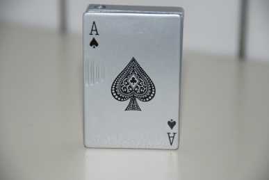 Фотоий: надувательство лихтеры ACCENDINO CARTA POKER