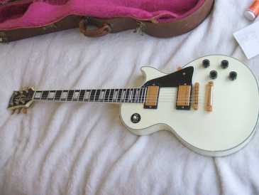 Фотоий: надувательство гитары и другие аппаратуры шнура GIBSON - LES PAUL CUSTOM  WHITE 1989