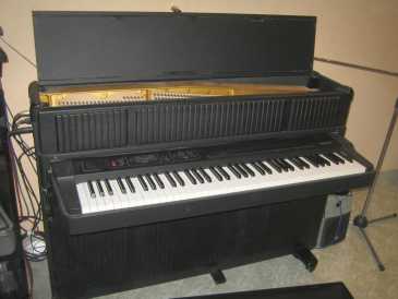 Фотоий: надувательство рояли и synthetizers YAMAHA - CP 60M