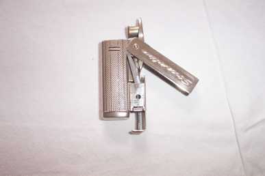 Фотоий: надувательство лихтеры ANCIEN BRIQUET A ESSENCE