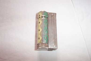 Фотоий: надувательство лихтеры ANCIEN BRIQUET A ESSENCE