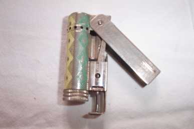 Фотоий: надувательство лихтеры ANCIEN BRIQUET A ESSENCE