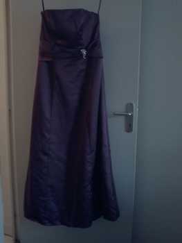 Фотоий: надувательство одежда женщины - POINT MARIAGE - ROBE BUSTIER EN SATIN AVEC ETOLE ET COLLIER