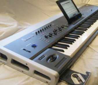 Фотоий: надувательство рояли и synthetizers KORG - OASYS 88