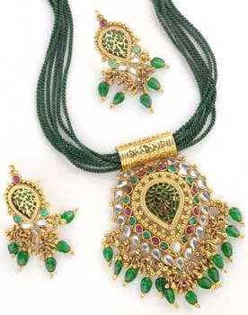 Фотоий: надувательство Jewels женщины
