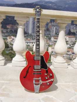 Фотоий: надувательство гитары и другие аппаратуры шнура GIBSON /COLECTION - ES 335TDC DE 1962