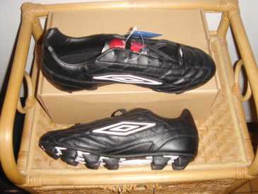 Фотоий: надувательство ботинки люди - UMBRO